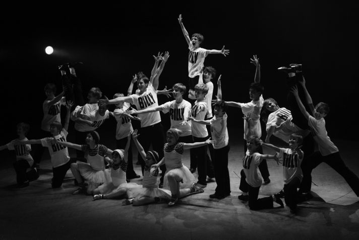 Празднование пятилетия постановки «Билли Эллиота» на сцене Victoria Palace Theatre, Вест-Энд, Лондон, 2010