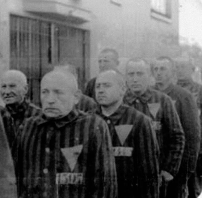Заключенные в Германии с розовыми нашивками на лагерных робах, 1936. Такими треугольниками нацисты отмечали геев в гитлеровских концлагерях.