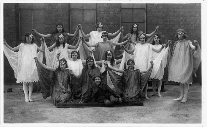 Провинциальные английские школьницы, поклонницы Айседоры Дункан, в стилизованных костюмах, имитирующих наряды древнегреческих танцовщиц, 1920‑е