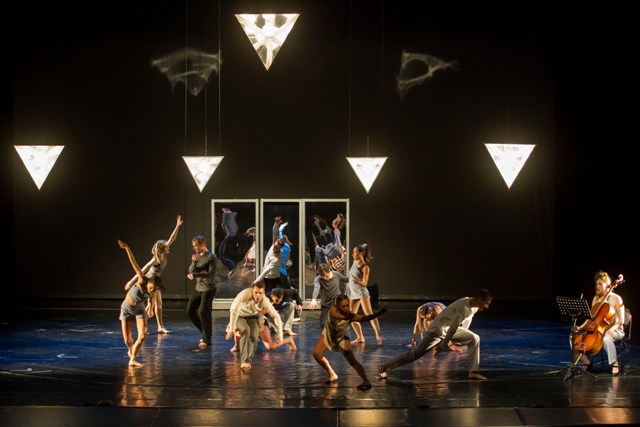 Главными героями вечера станут танцовщики, которые представят публике премьеру в направлении contemporary dance – спектакль «Линии времени».