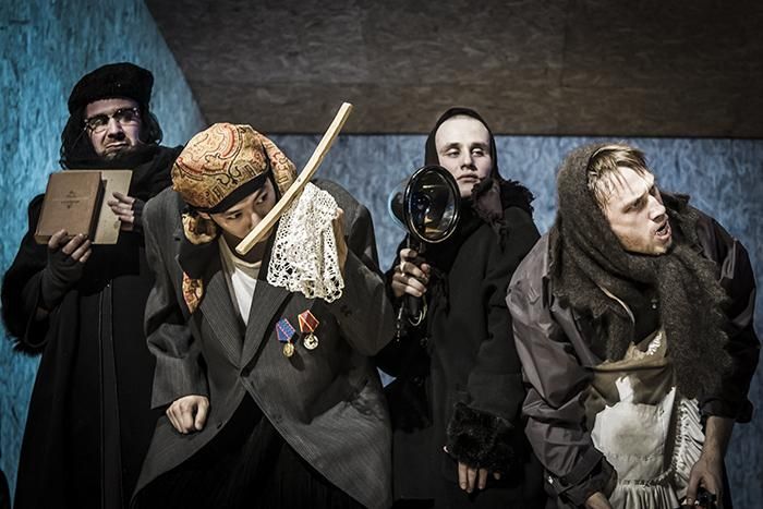 На фото - сцена из спектакля Кирилла Серебренникова "Мертвые души". © Фото с официального сайта Гоголь-центра