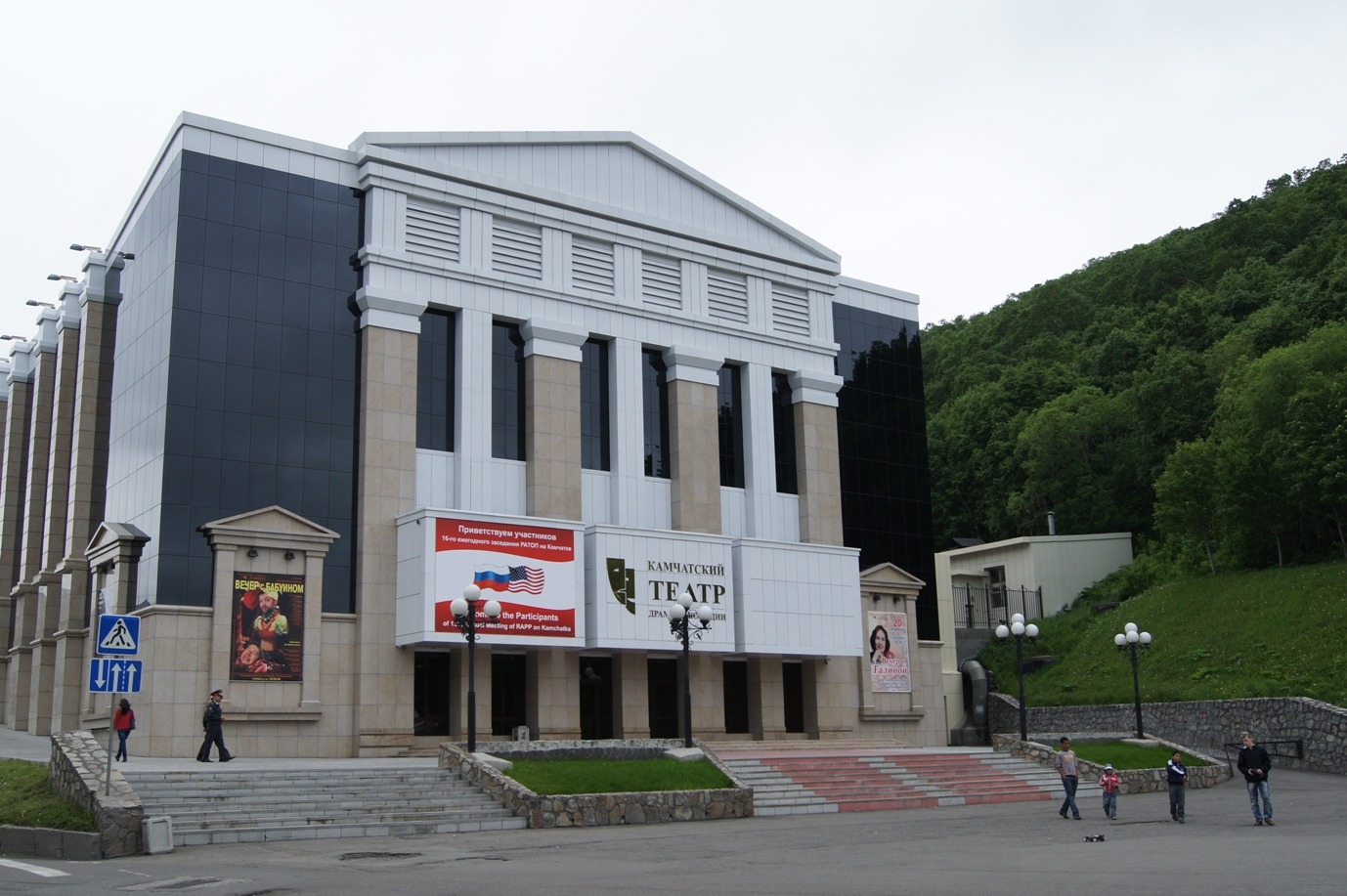 На фото - Камчатский театр драмы и комедии. С сайта 2do2go.ru