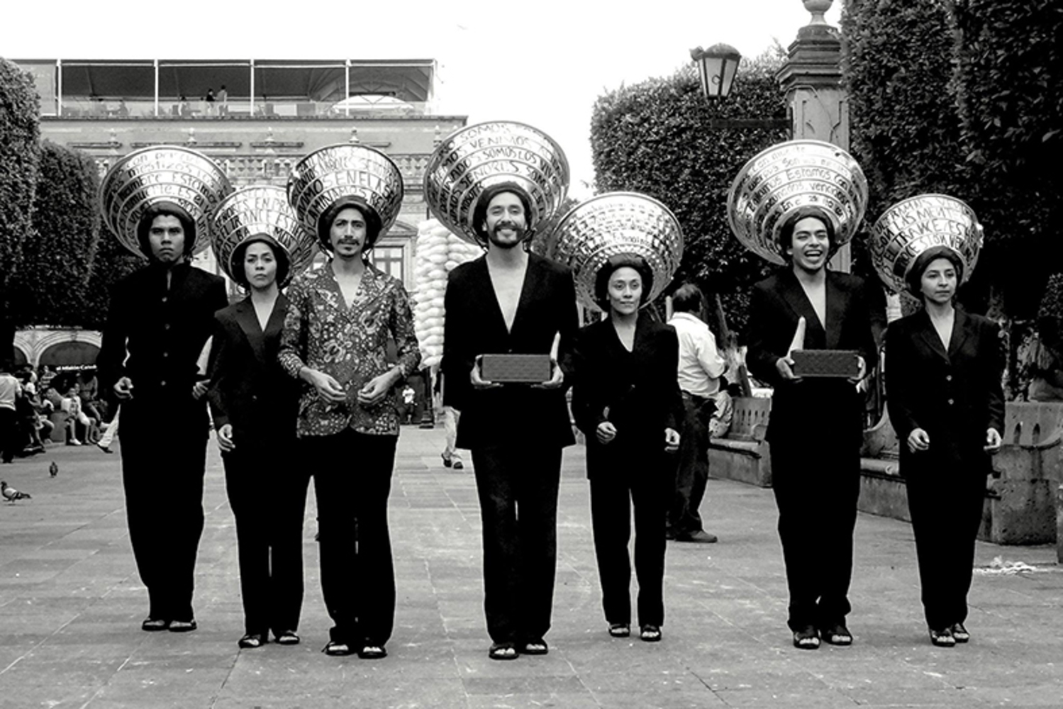 На фото мексиканский коллектив «Foco Al Air», спектакль «LOStheULTRAMAR» © aurillac.net