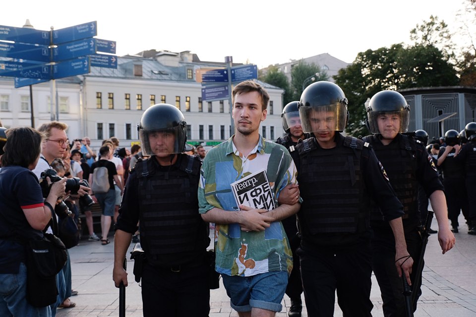 На фото - Александр Финиарель во время задержания.  © Иван Краснов / Редакция телеканала RTVI.