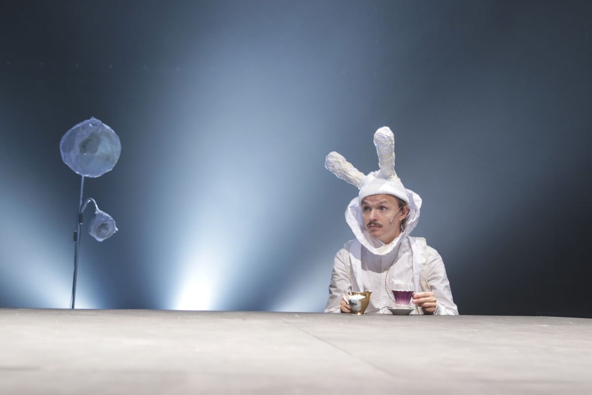 На фото – сцена из спектакля «За белым кроликом» в ЦИМе © meyerhold.ru