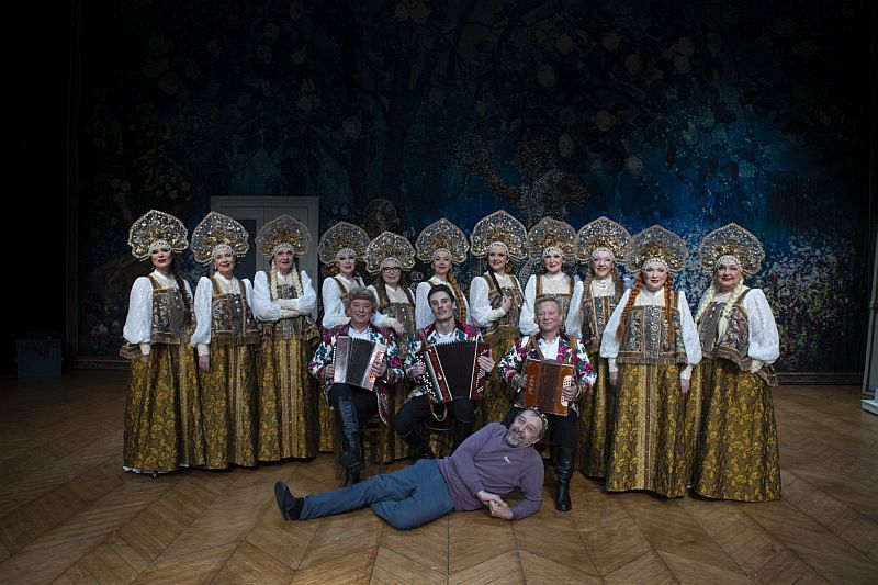 На фото - Николай Коляда с артистами спектакля © Фото с официального сайта Театра им. Вахтангова