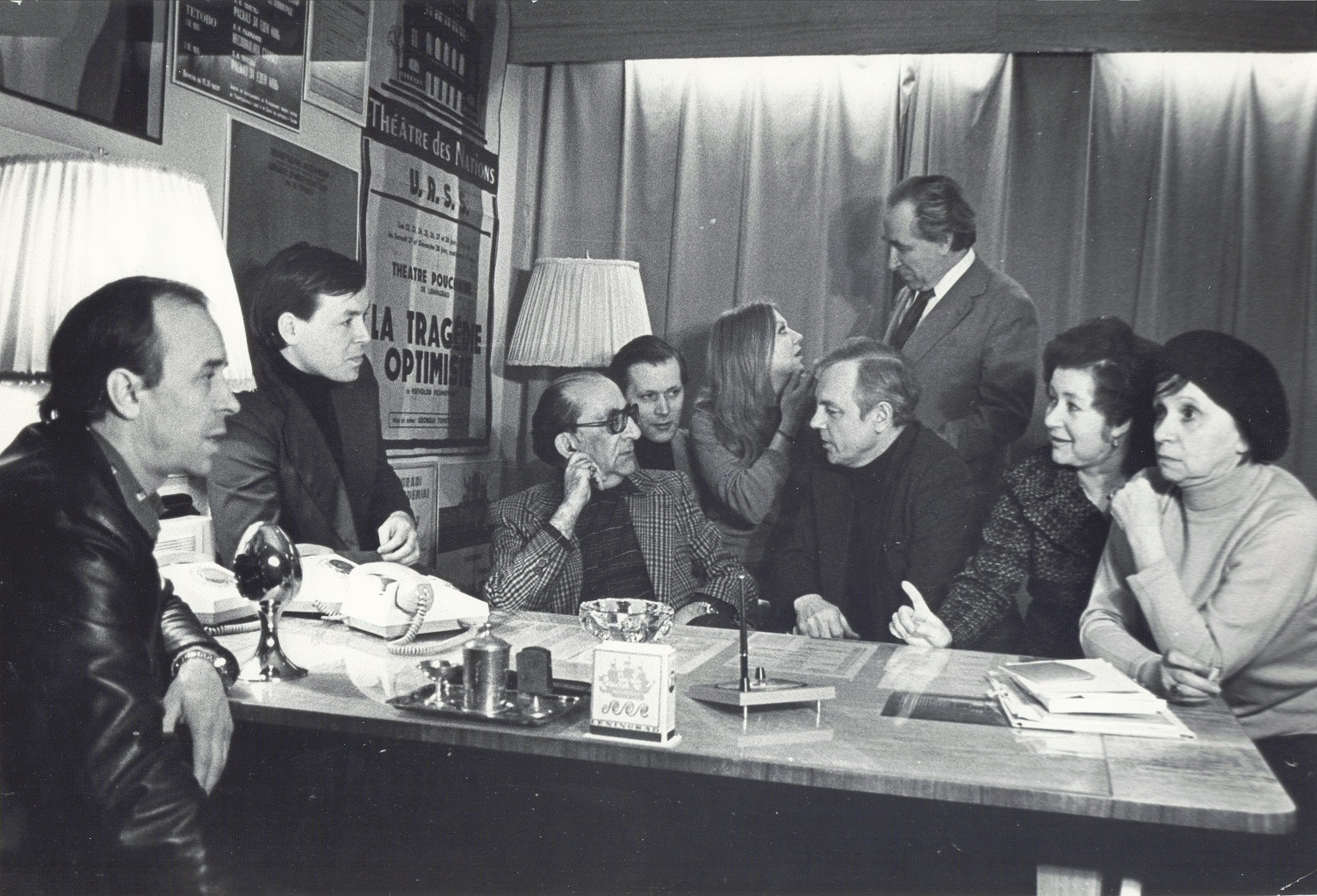 На фото - Георгий Товстоногов в окружении актеров и коллег © Фото с официального сайта Музея политической истории России