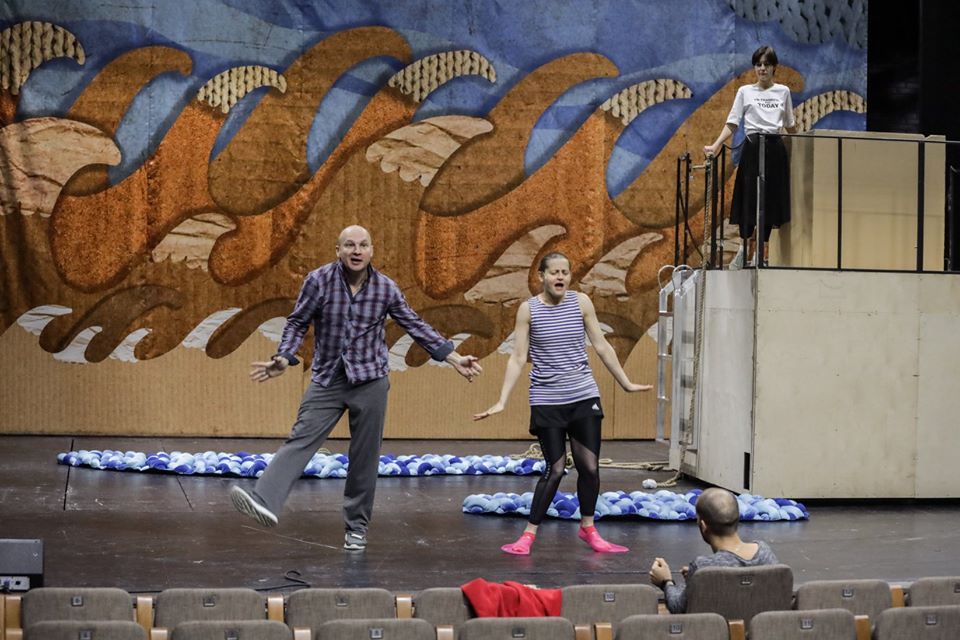 На фото - Александр Фисенко и Яна Сексте на репетиции спектакля "Голубой щенок". Фото из соцсетей театра.