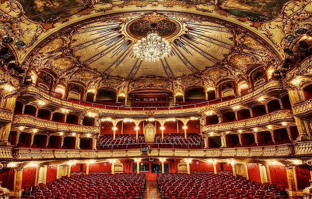 На фото — интерьер Венской оперы