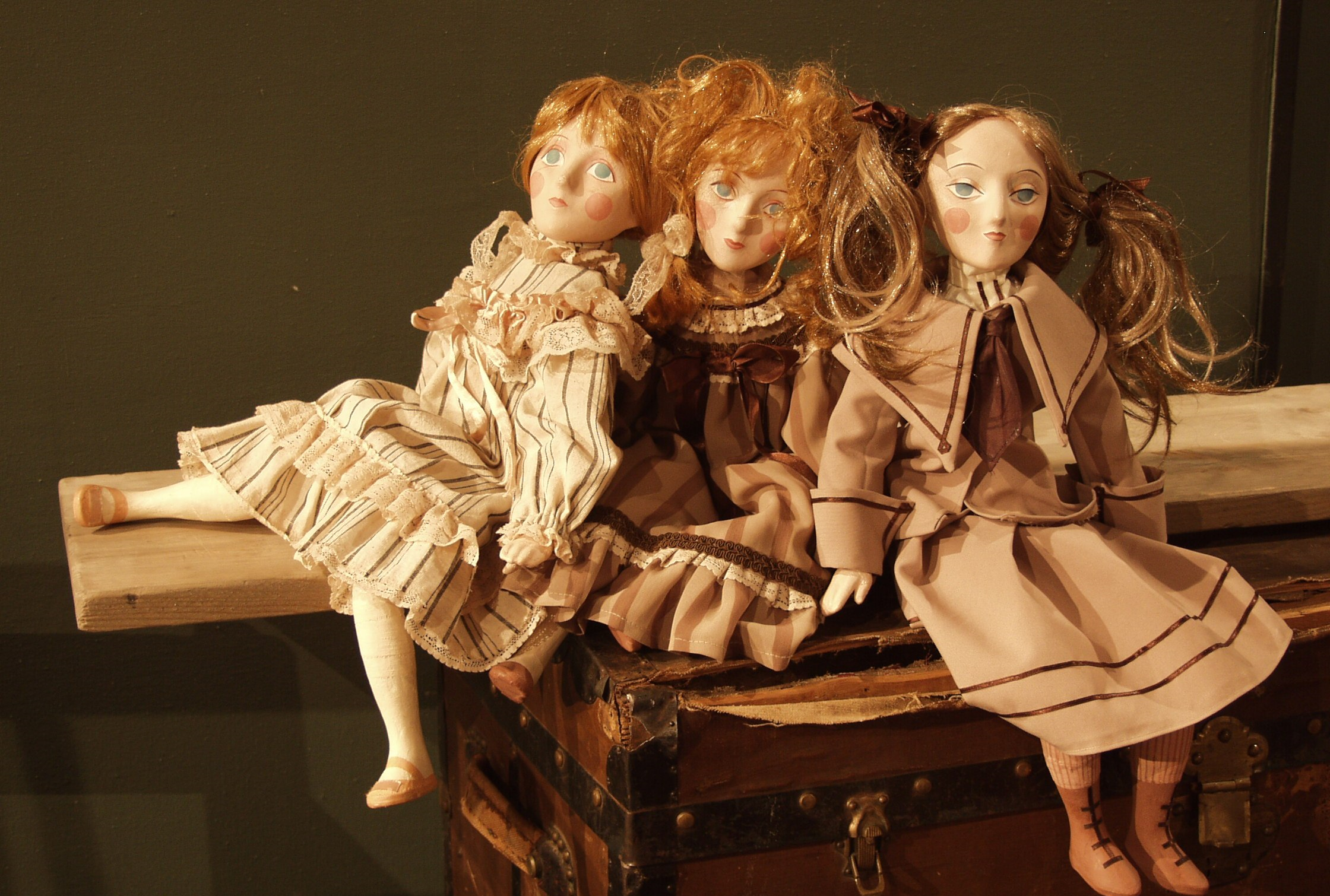 На фото - "портретные" куклы из спектакля "Три сестры", созданные Ириной Бачуриной. Фото из соцсетей "Мастерской Петра Фоменко"