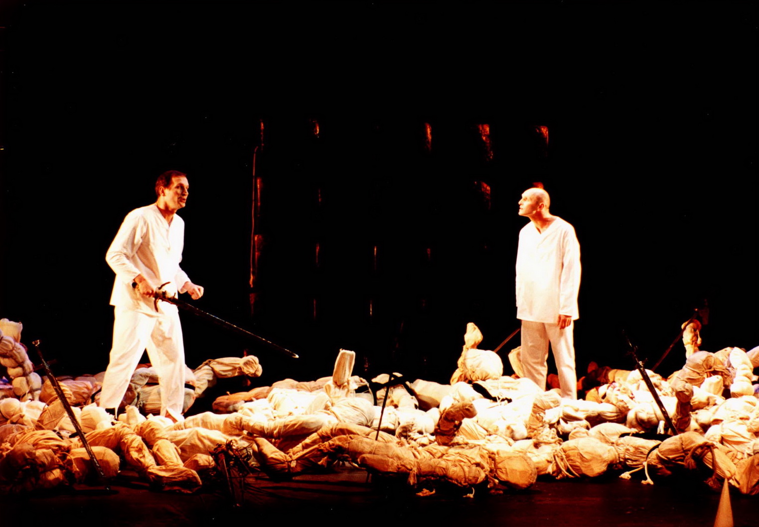 на фото - сцена из спектакля Бутусова "Макбетт". Фото с официального сайта театра "Сатирикон"