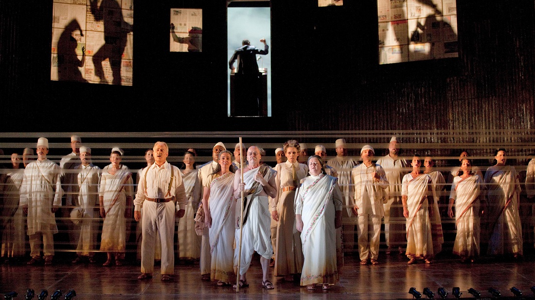 На фото: сцена из оперы Филипа Гласса «Сатьяграха». 