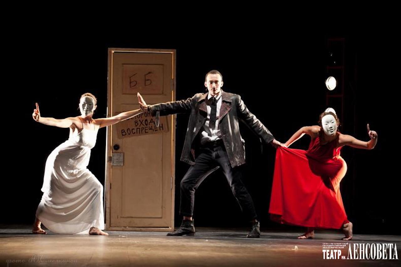 На фото - сцена из спектакля Ю. Бутусова "КАБАРЕ БРЕХТ". Фото с официального сайта Театра им. Ленсовета