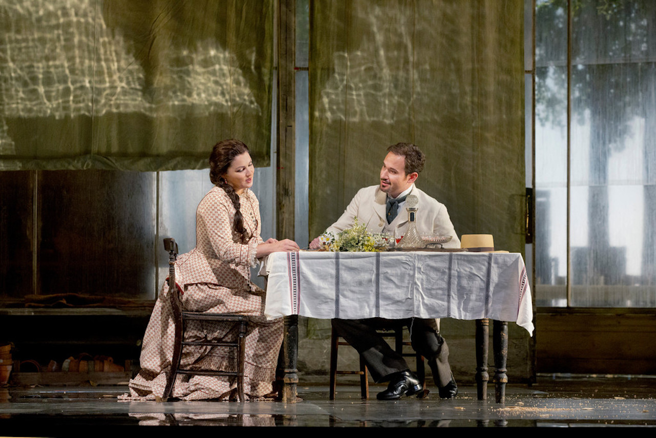 На фото - сцена из "Евгения Онегина" в постановке Деборы Уорнер. Фото: Ken Howard/Metropolitan Opera.