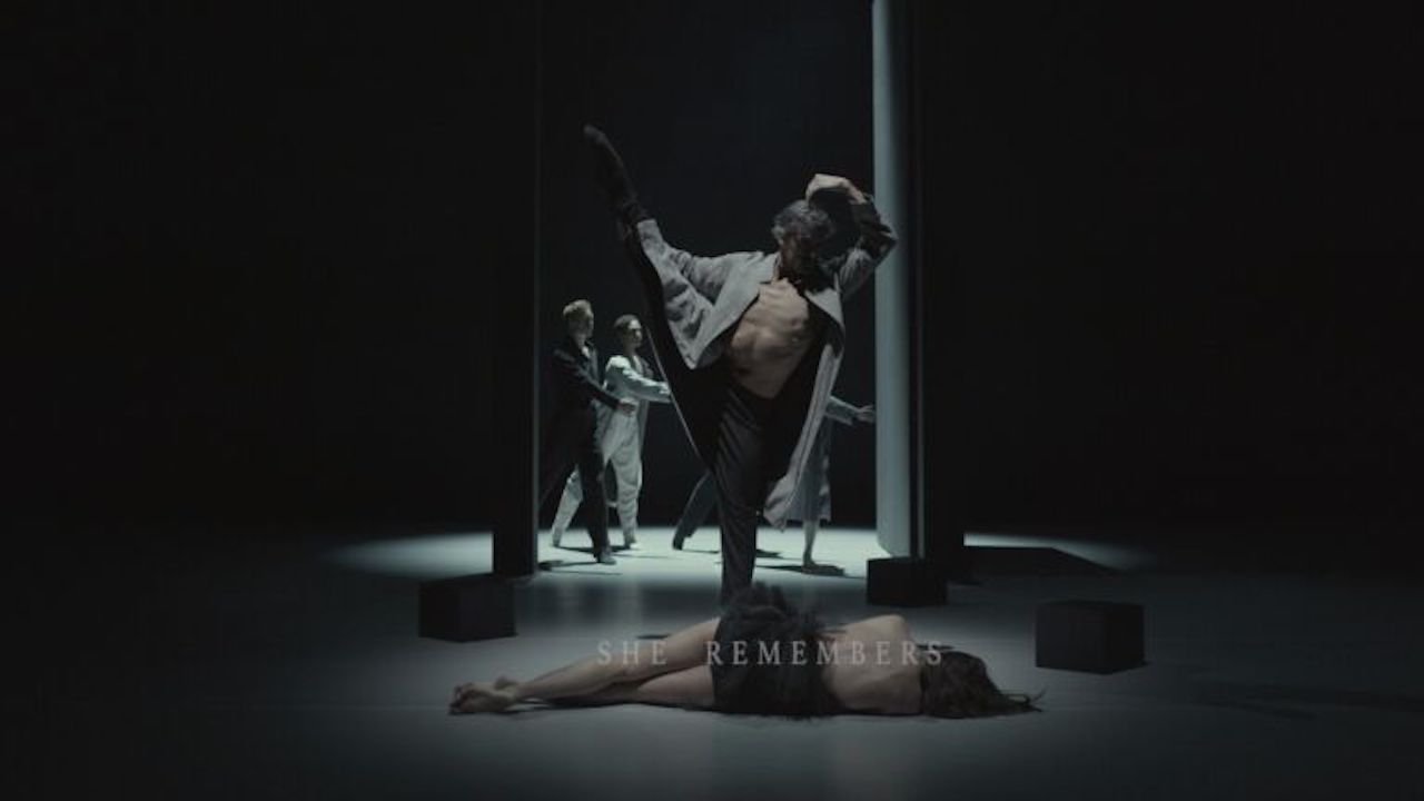 на фото - сцена из балета "She remembers" Соль Леон. Фото с официального сайта Нидерландского театра танца.