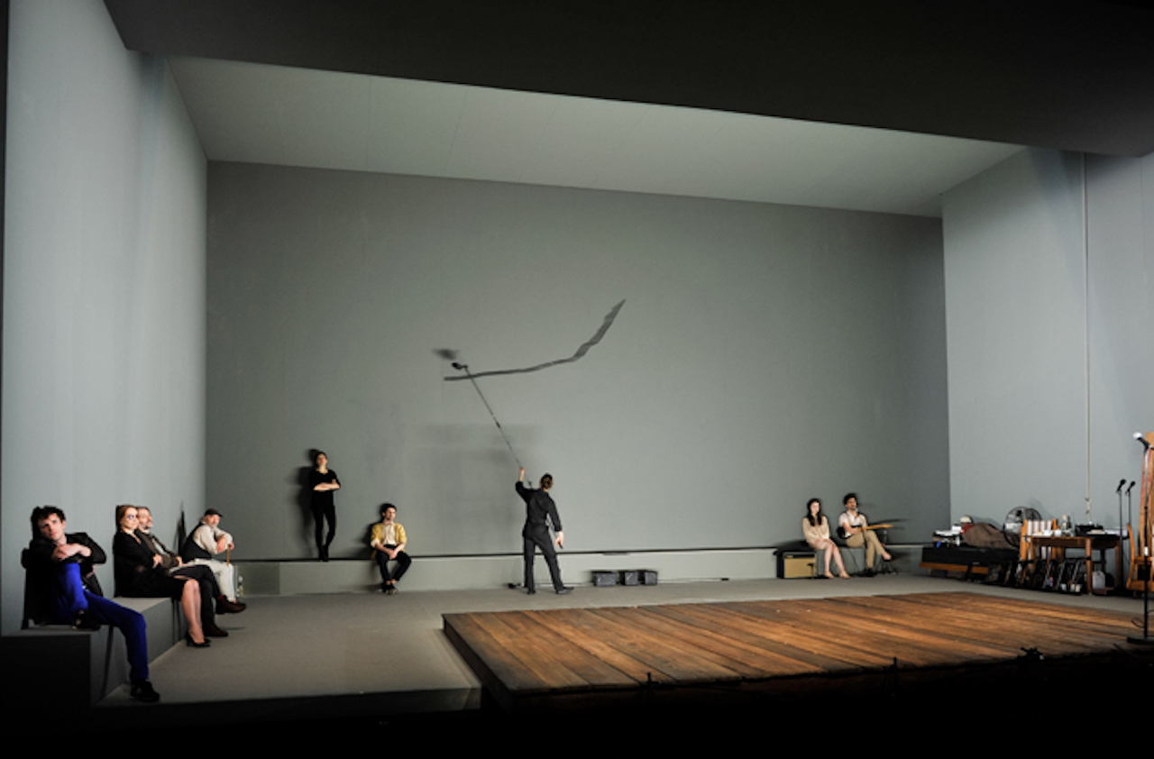 на фото - сцена из спектакля "Чайка". Фото Arno Declair с официального сайта театра Vidy-Lausanne.