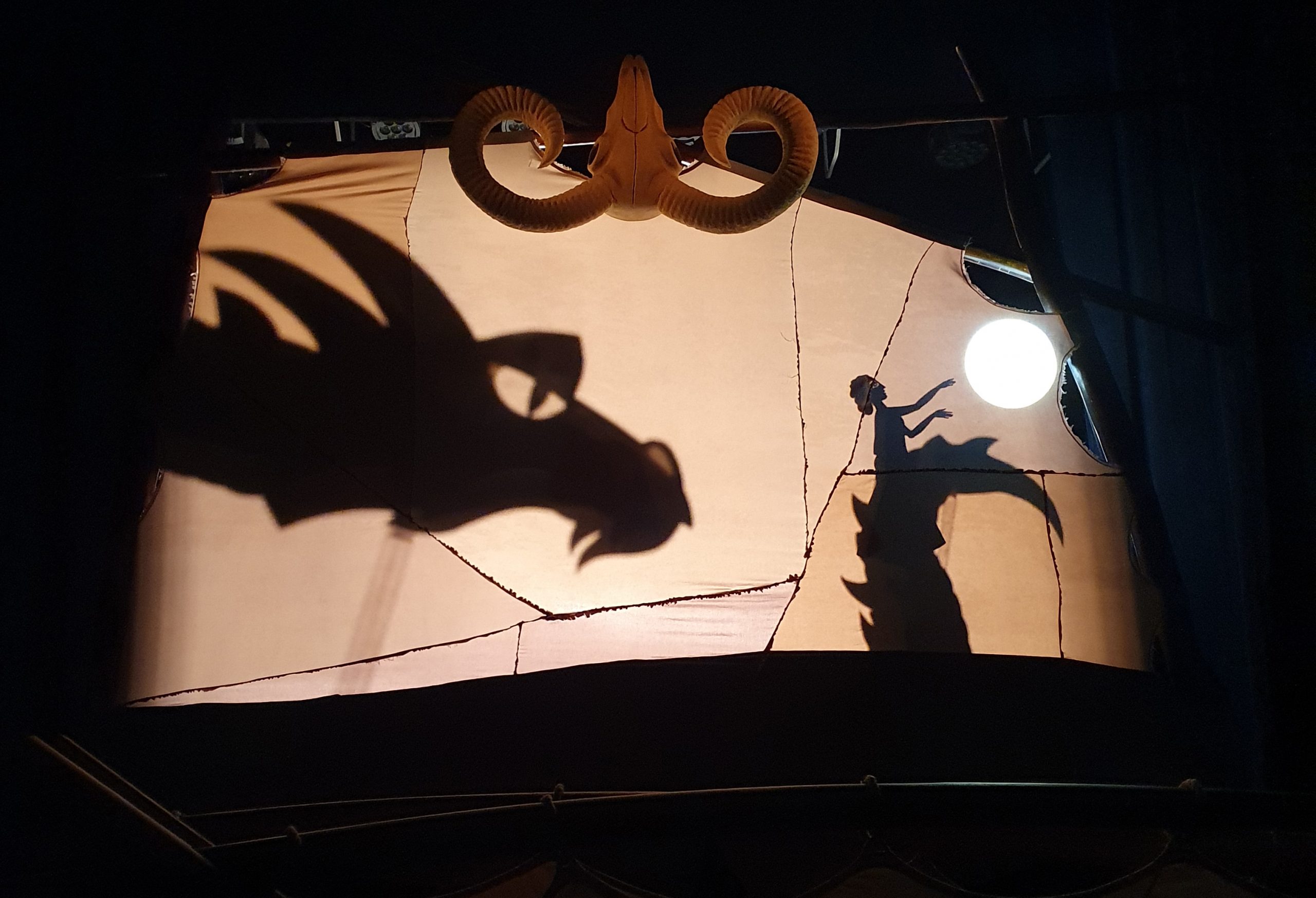 На фото - сцена из спектакля "Легенда о верном драконе". Фото с сайта театра