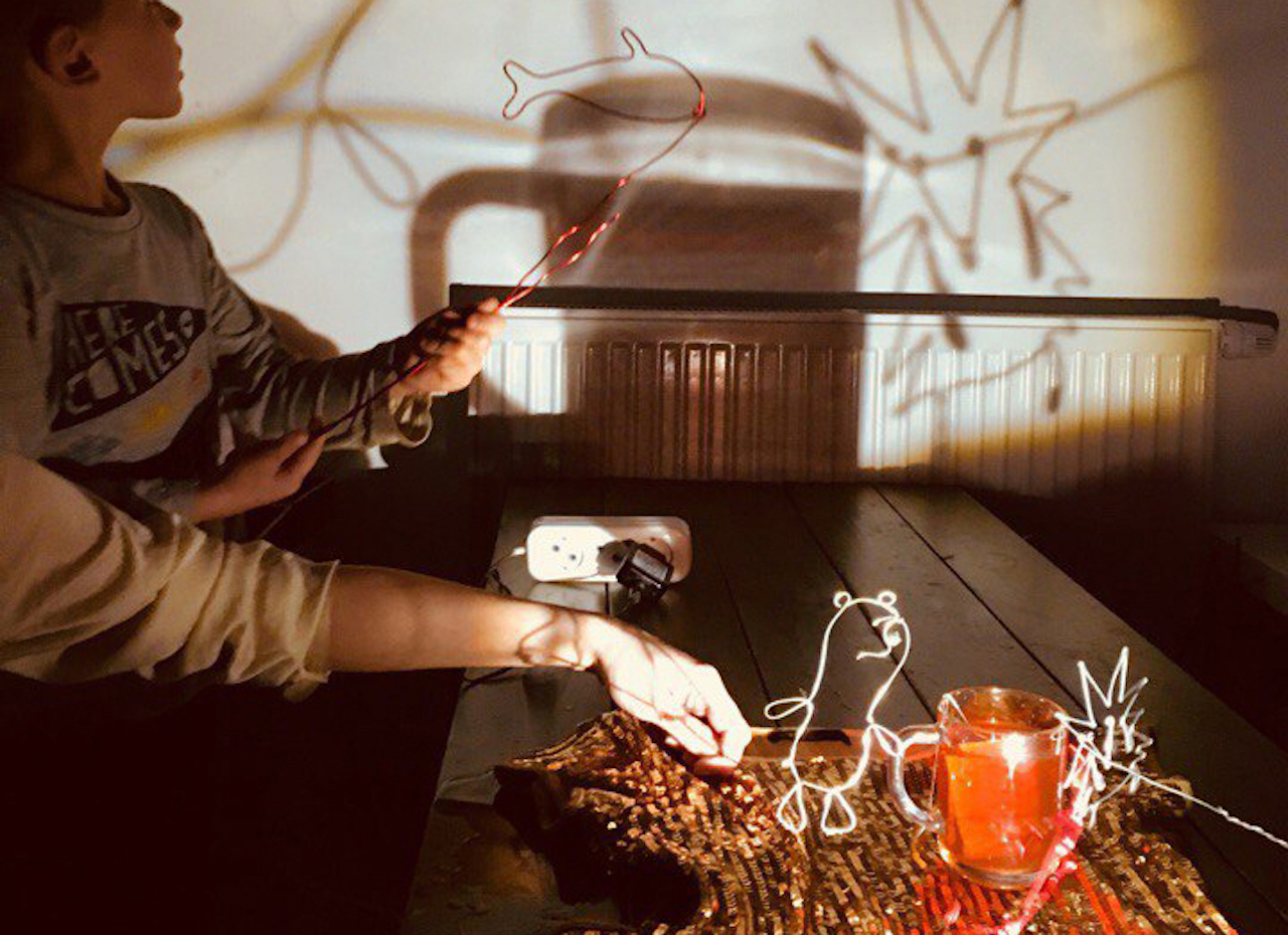 На фото - мастер-класс по теневому театру «Светотень». Фото с официального сайта Московского детского театра теней. 