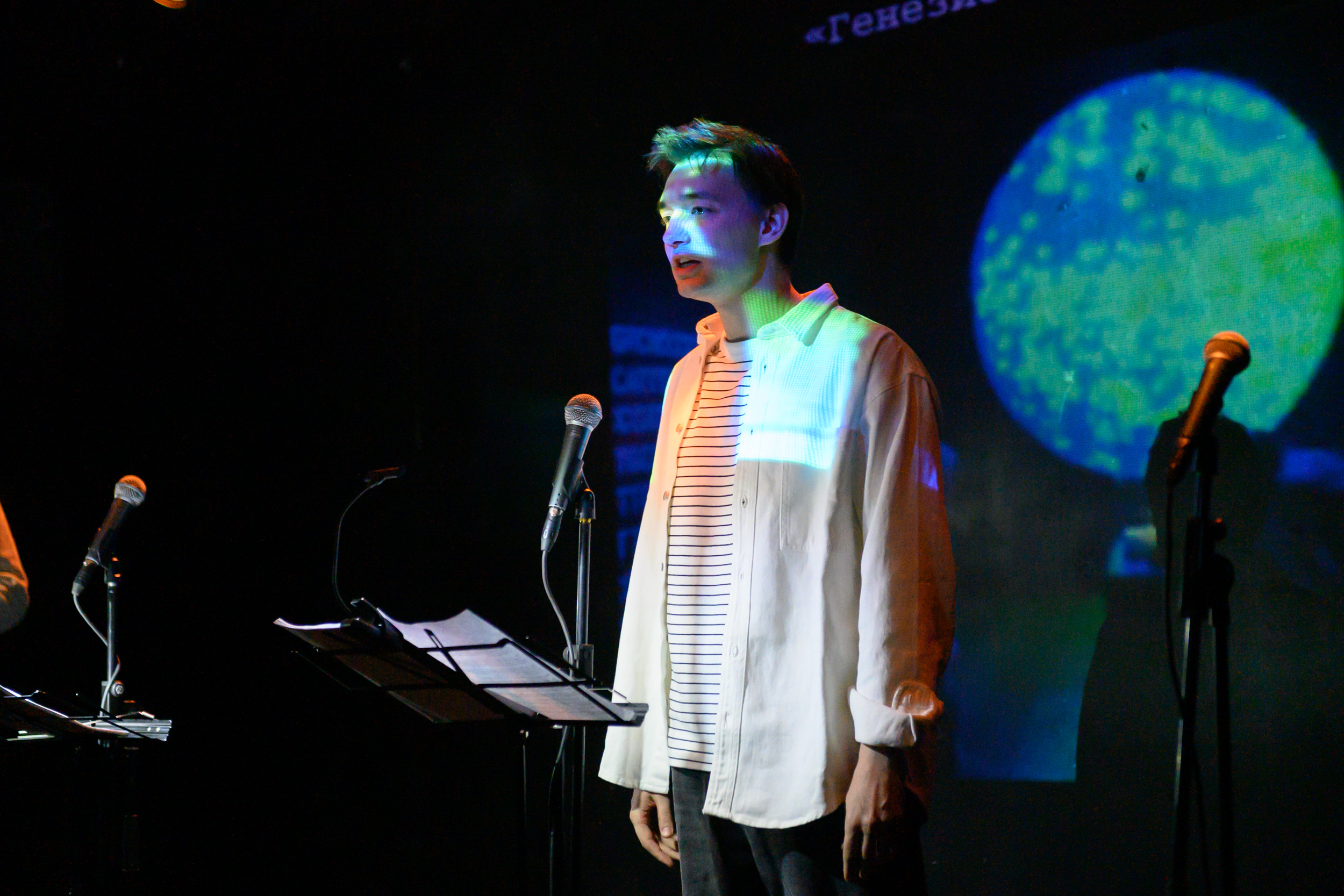 На фото - Никита Щетинин в спектакле "Опус ДНК". Фото с сайта ЦИМа
