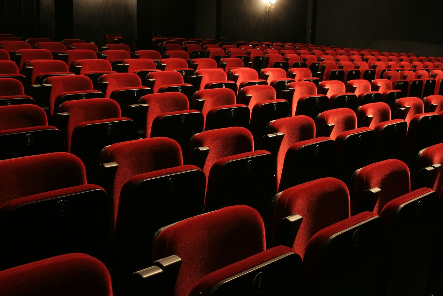 На фото - зрительный зал Малого драматического театра - Театра Европы. Фото с сайта театра.
