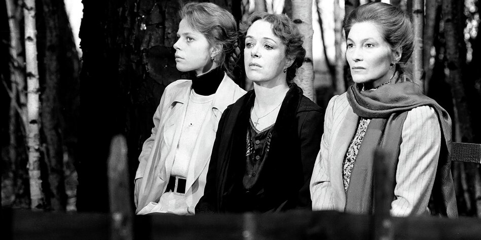 На фото - сцена из спектакля "Три сестры".  © Schaubühne / Ruth Walz