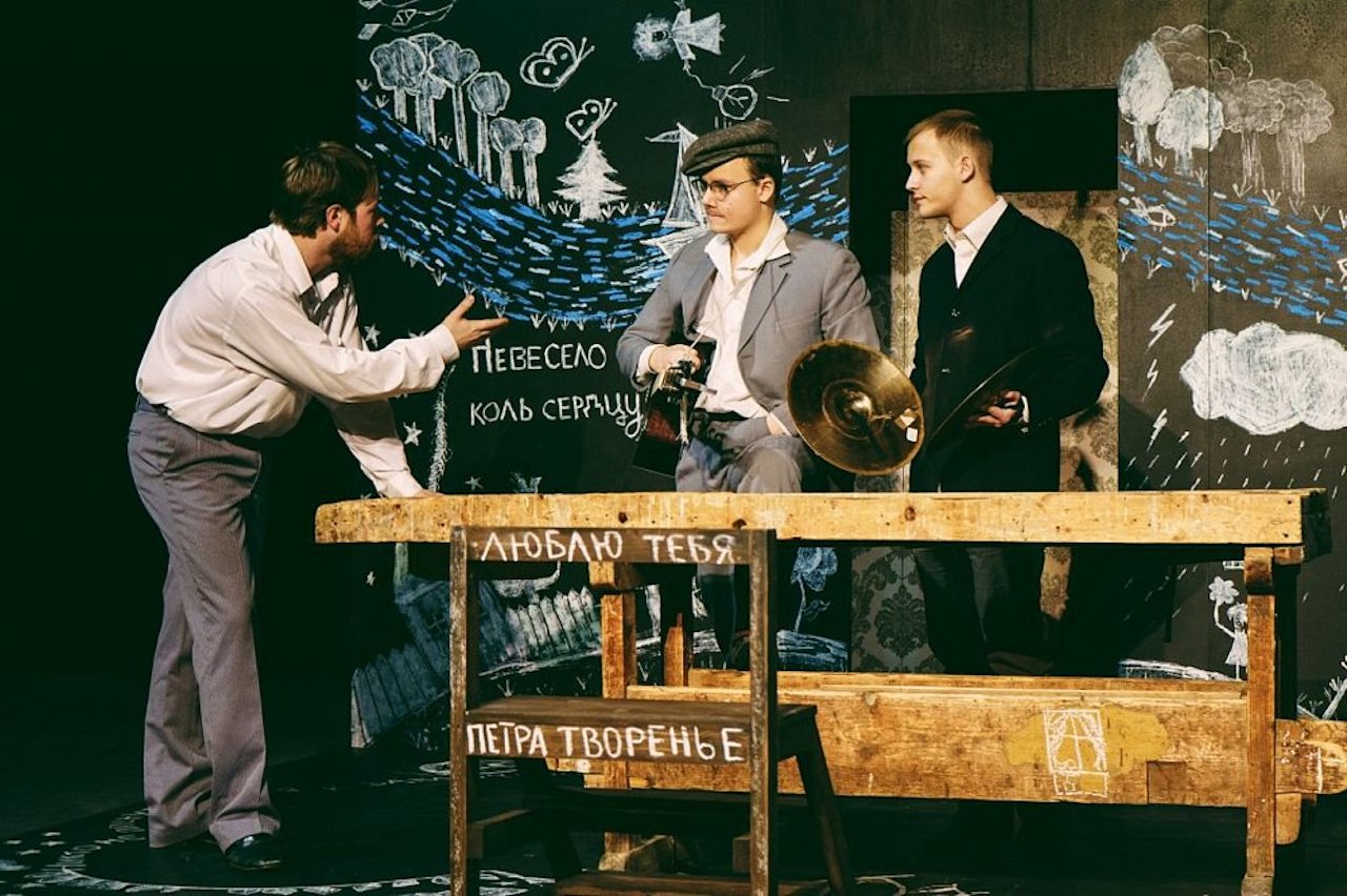 На фото - сцена из спектакля «В день свадьбы». Фото с официального сайта Театр им. Вл. Маяковского