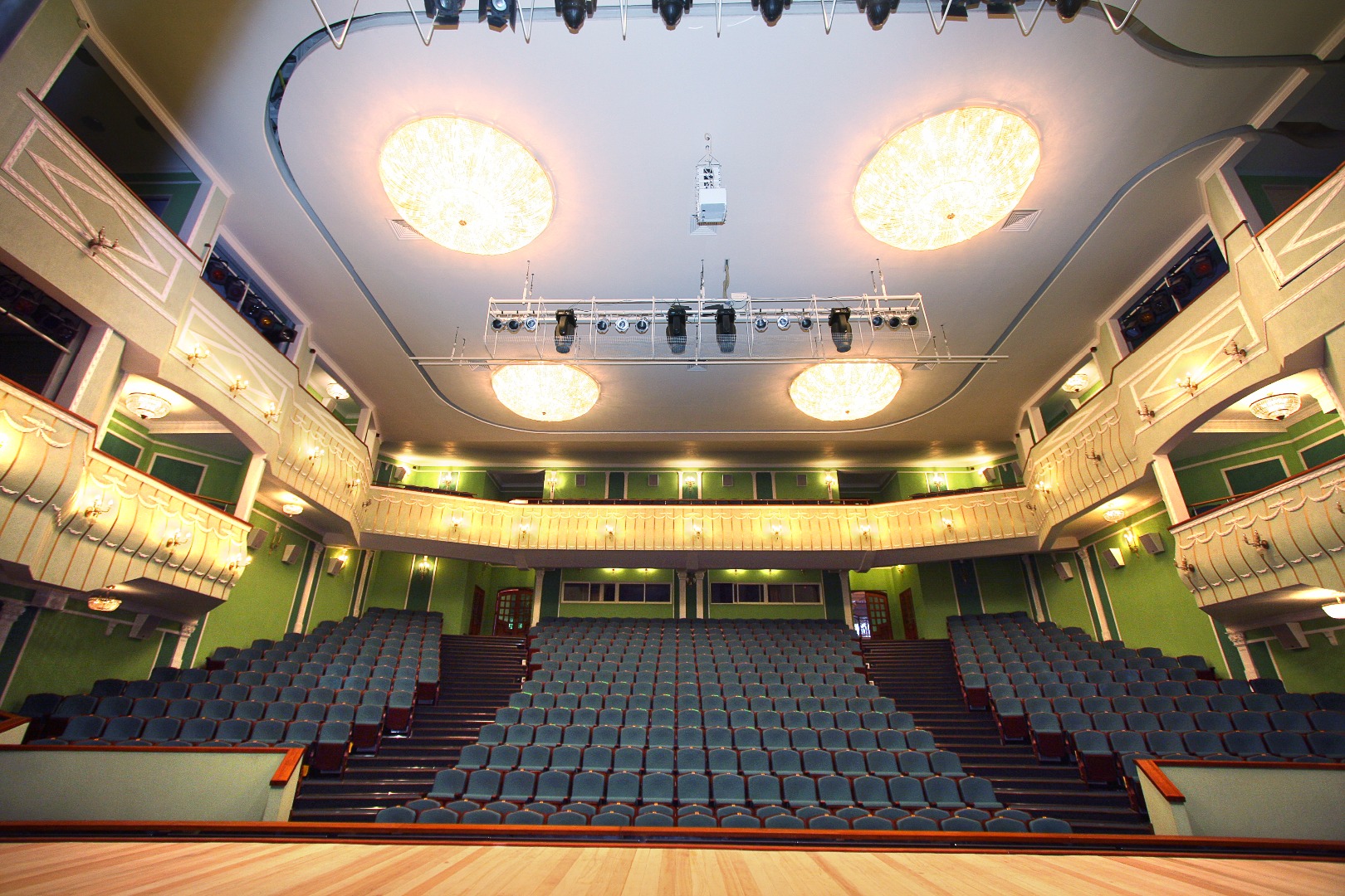 Зрительный зал Театра имени Бестужева. Фото с сайта театра