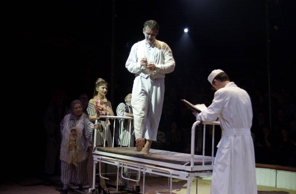На фото - сцена из спектакля "Адам - сукин сын" (в центре - Игорь Миркурбанов). Фото с сайта театра "Гешер".