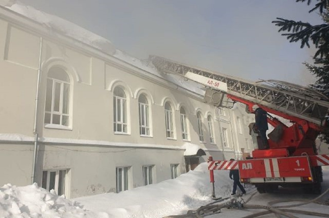 Пожар в Томском ТЮЗе. Фото с сайта ГУ МЧС