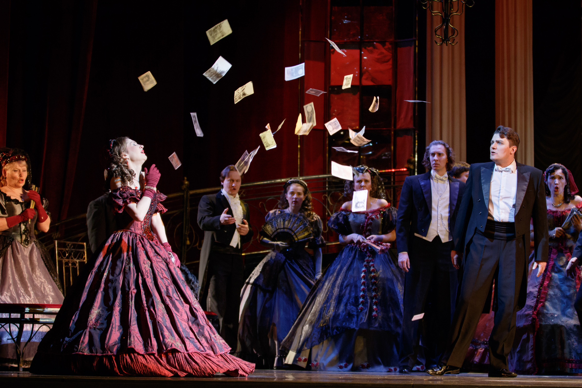 Сцена из оперы «Травиата». Фотография с сайта театра.
