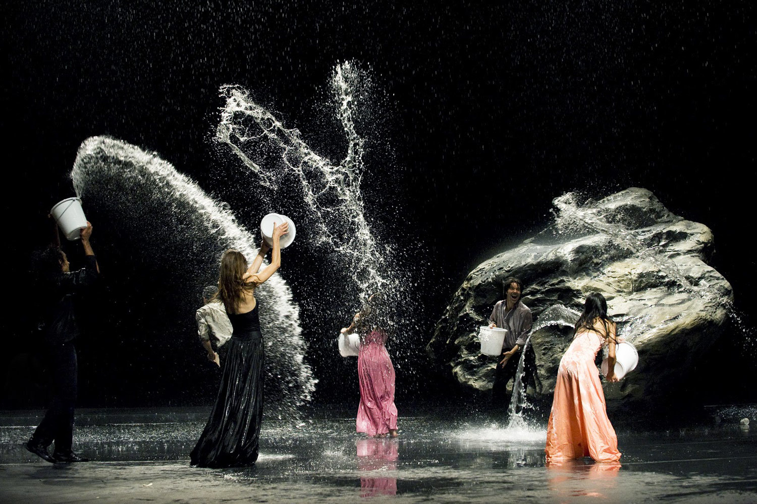 На фото - сцена из спектакля Пины Бауш "Полнолуние" © сайт театра танца Пины Бауш