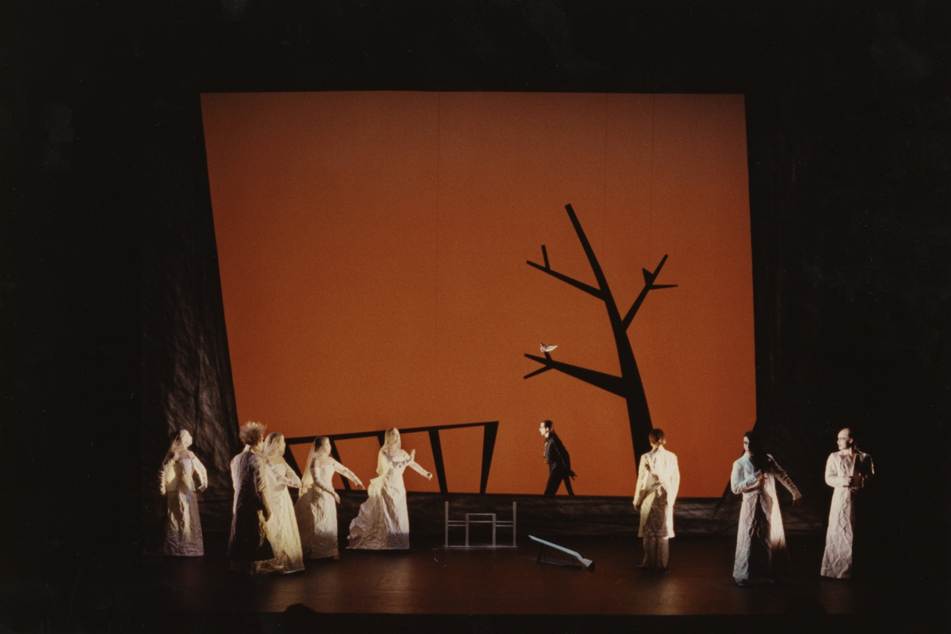 Сцена из спектакля Роберта Уилсона "Черный всадник" © Фото с официального сайта Роберта Уилсона