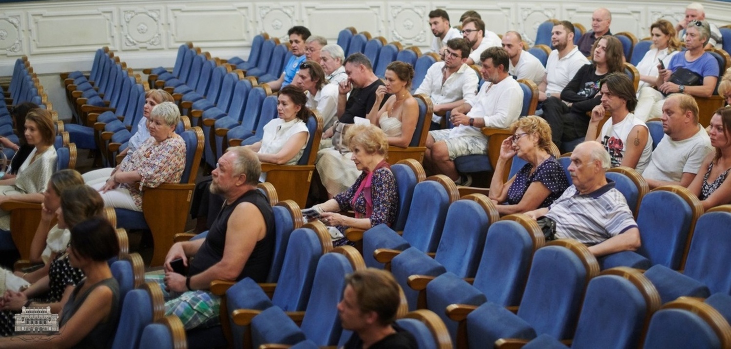 На фото – сбор труппы в Нижегородском театре драмы © drama.nnov.ru