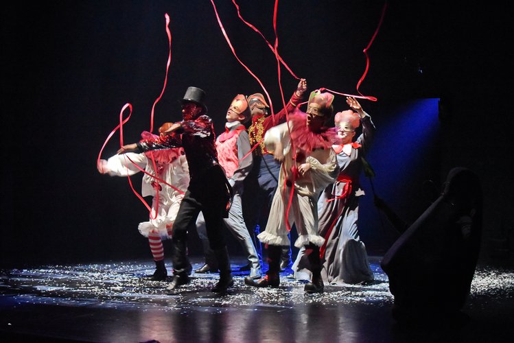 На фото - сцена из спектакля «Нос» Севастопольского театра юного зрителя © sevtyuz.ru
