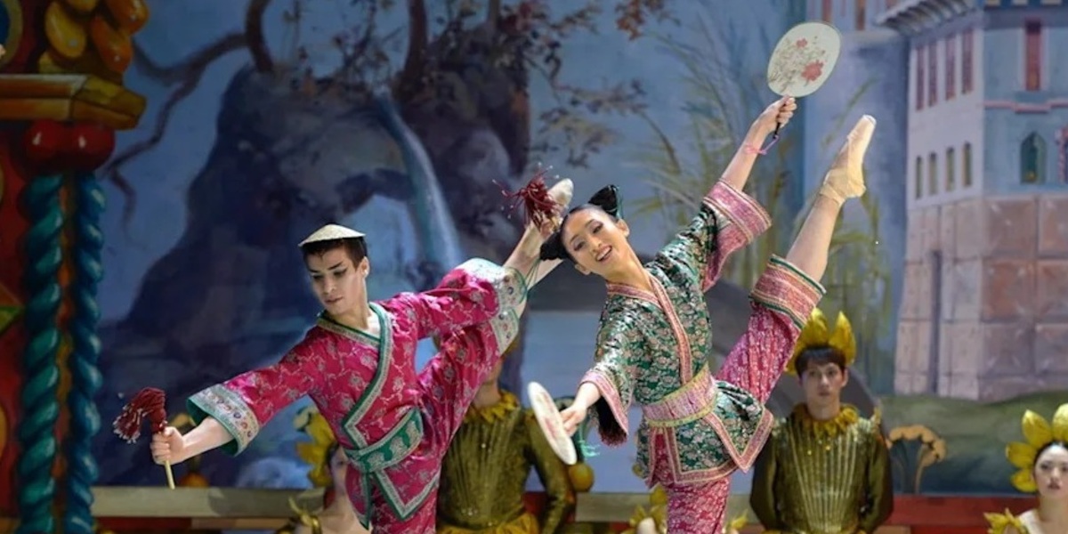На фото – сцена «китайский танец» из балета «Щелкунчик» © Bettina Stöß