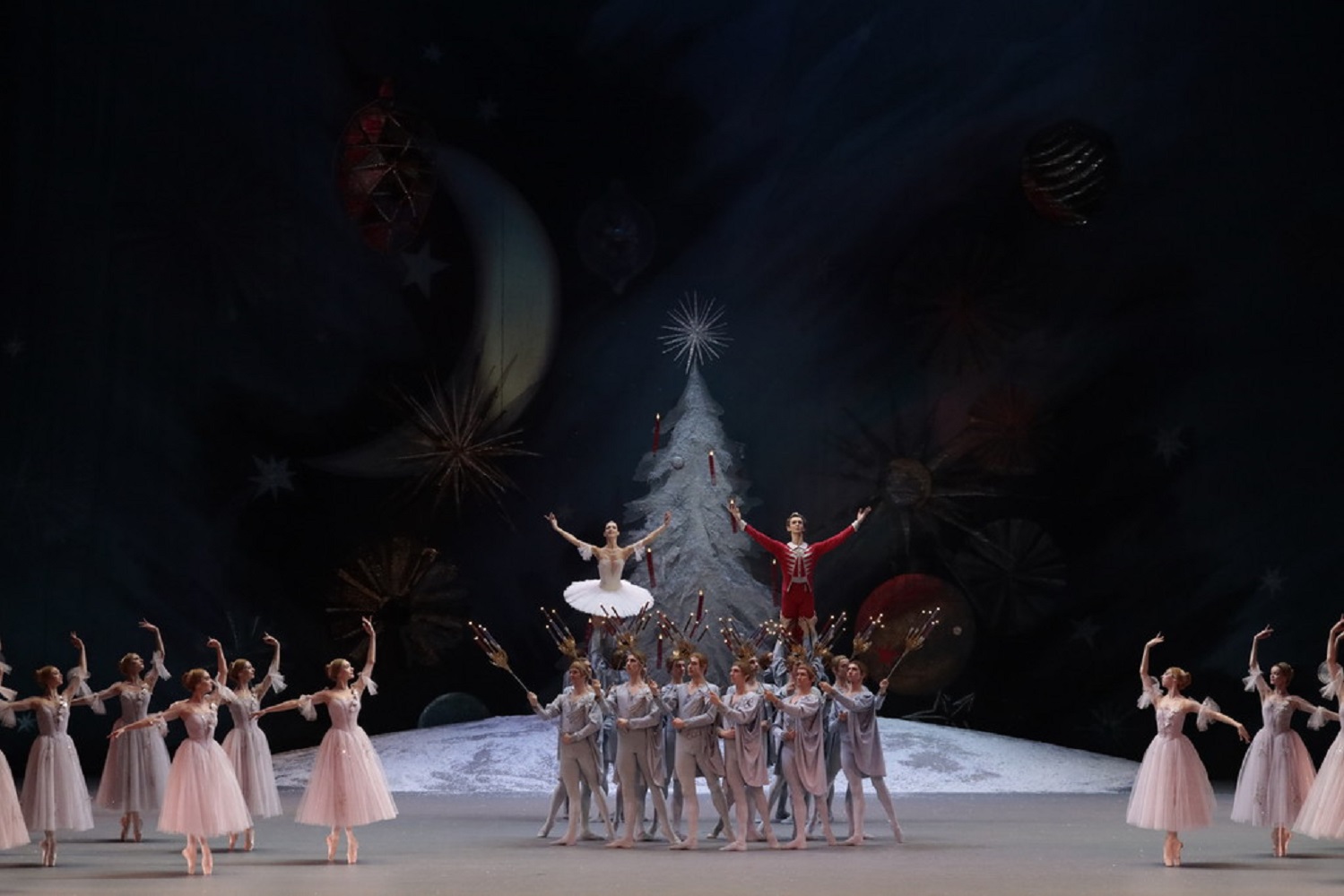 На фото - сцена из балета «Щелкунчик» Большого театра России © сайт проекта TheatreHD