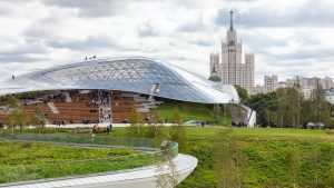 «Стеклянная кора», укрывающая здание концертного зала, представляет собой мощную стеклянную конструкцию из стекла AGC, гармонично повторяющую очертания ландшафта. Парк Зарядье/ Москва, Россия