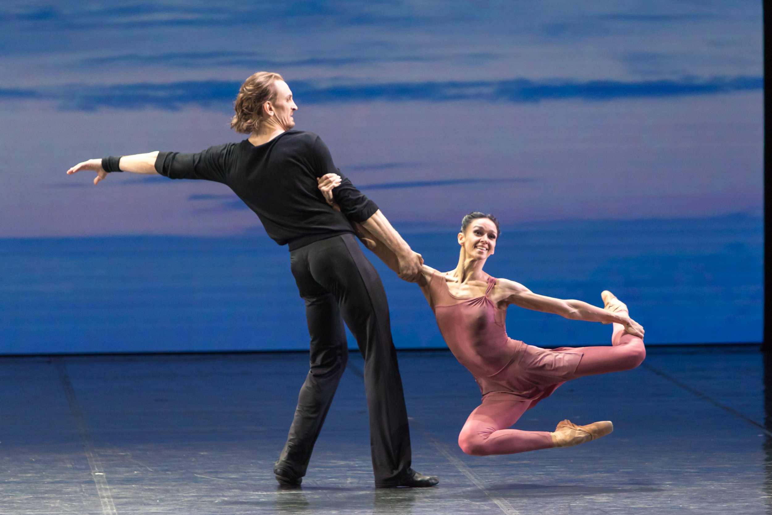 На фото - сцена из балета «Чайка. Балетная история» © Евгений Матвеев