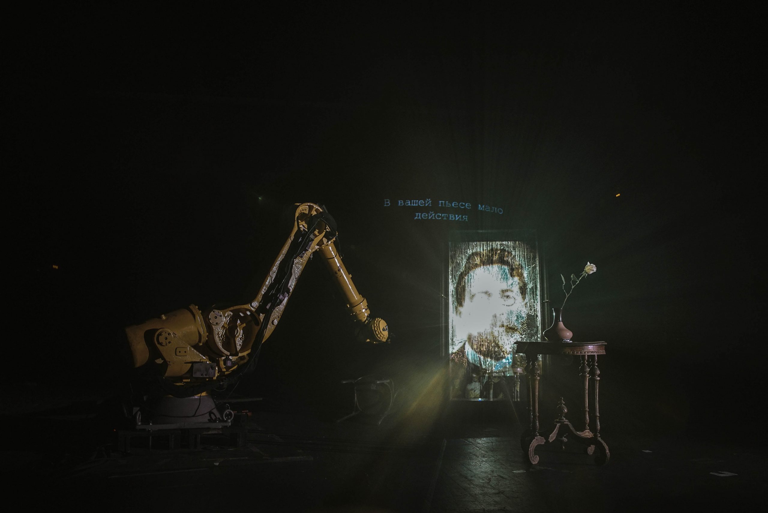 На фото - сцена из спектакля Ивана Заславца «Робот Костя 2.0» © Анастасия Брюханова / пресс-служба Александринского театра