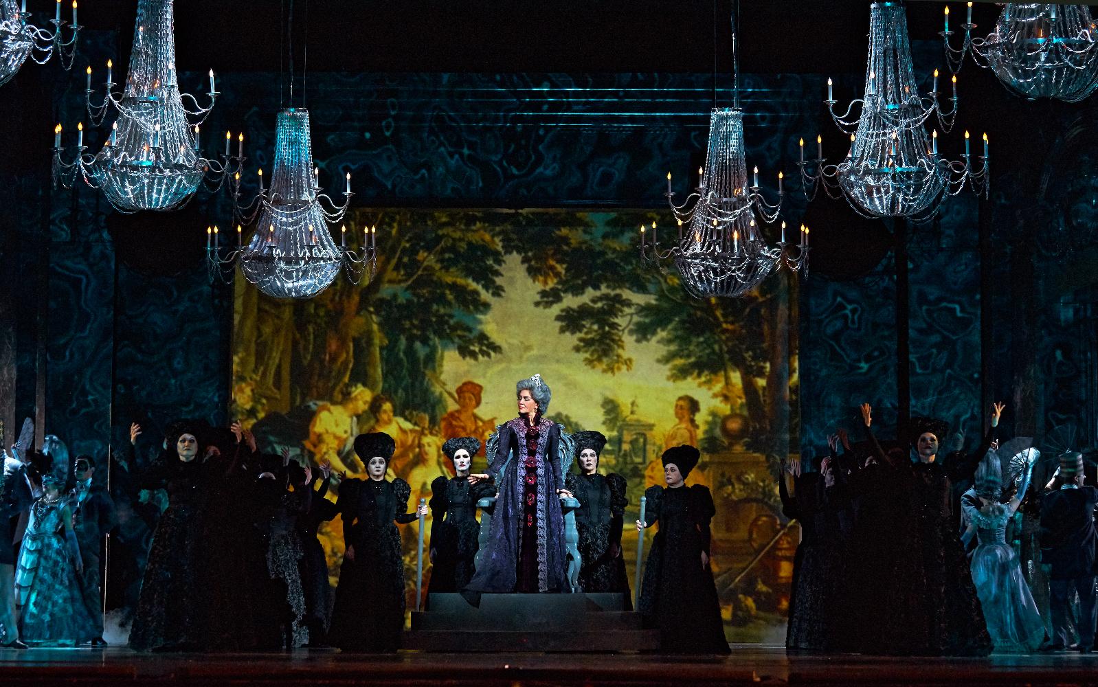 На фото - сцена из спектакля «Пиковая дама» © kazan-opera.ru