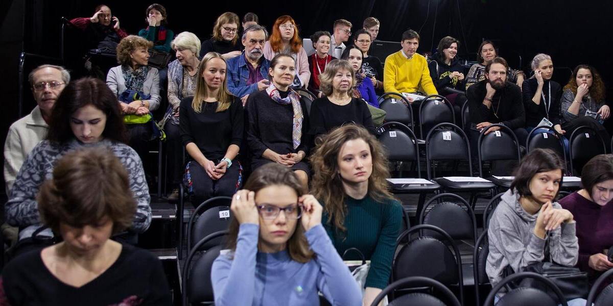 На фото – зрители на читках конкурса в 2019 году © соцсети «Первой читки»
