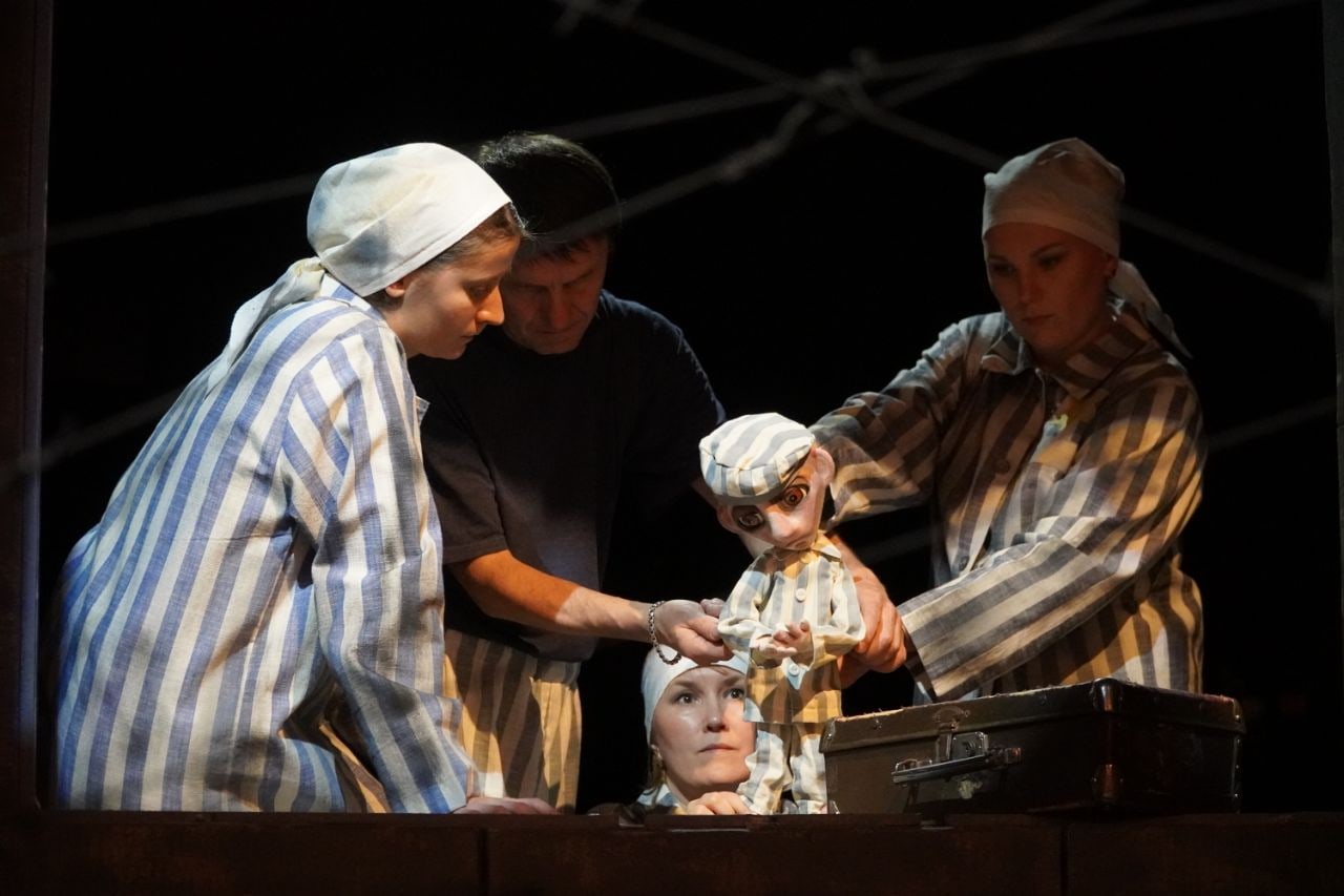 На фото – сцена из спектакля «Станция Тевли» © соцсети Хабаровского краевого театра кукол