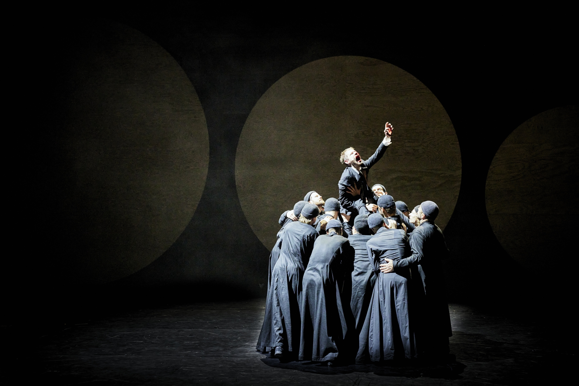 На фото – сцена из спектакля «Чёрный монах» © Christophe Raynaud de Lage / Festival d'Avignon
