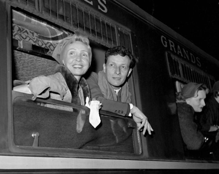 Мадлен Рено и Жан-Луи Барро перед отъездом на гастроли по французской провинции, 1960.