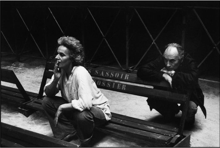 Théâtre du Soleil Арианы Мнушкиной, прописанный в пригороде Парижа с 1970 года, — яркий пример децентрализации столичных театров. На фото — Мнушкина репетирует «Мефисто» в Авиньоне, 1980.