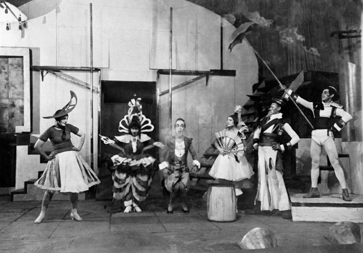 Сцена из оперетты Лекока «Жирофле- Жирофля» в постановке Александра Таирова, Московский камерный театр, 1922