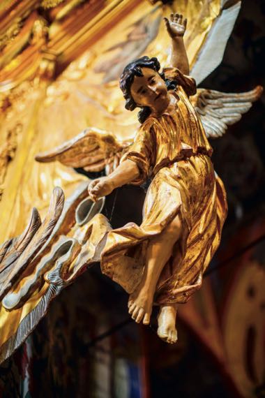 Ангел летящий. Фрагмент украшения иконостаса.