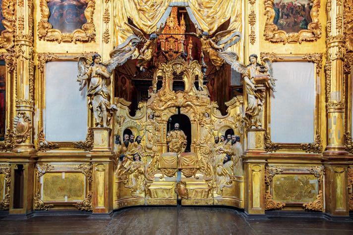 Замена древнего тяблового иконостаса на золоченый барочный в церкви Николы Надеина осуществлена в 1751 году.