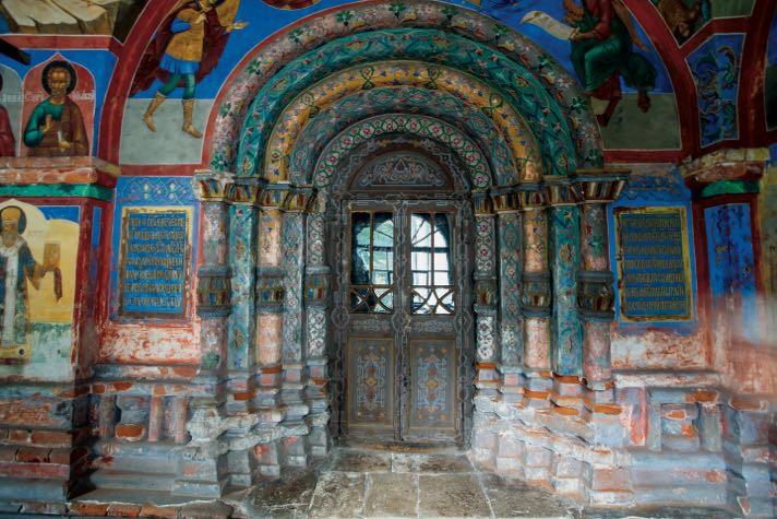 Кирпичное узорочье и фрагмент фресок, украшающих портал южного входа в церковь Николы Надеина в Ярославле.