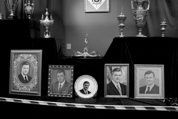 Из «Книги тщеславия». Портреты Януковича, выполненные в разных техниках: роспись по фарфору, вышивка крестиком, набор из зерен риса и янтаря.